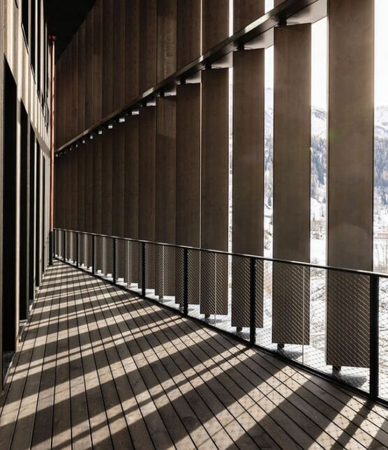 217%-PEB endigo Holding AG, Fiesch VS mit PV-Anlagen auf dem Dach (234 m2, 52.8 kWp) und an der Fassade (166 m2, 20.3 kWp) mit einer Jahres-Produktion von total 88‘600 kWh. (Foto: Schweizer Solarpreis 2025)